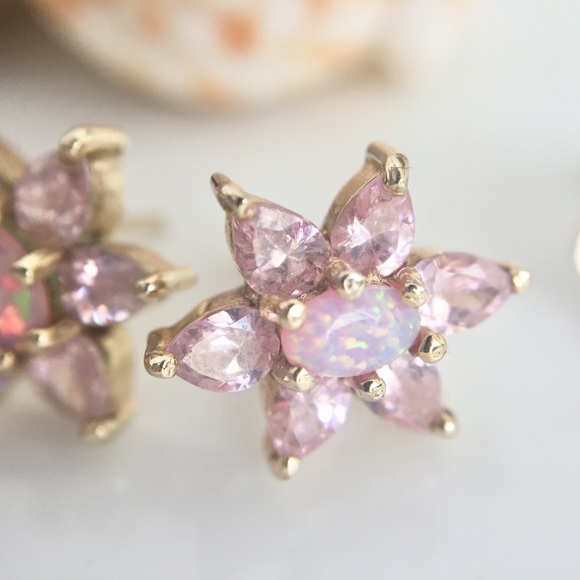 🌸 3 pairs! Flower shaped Earrings - Picture 4 of 5